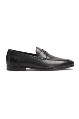 Loafers tillverkade av naturläder i svart färg