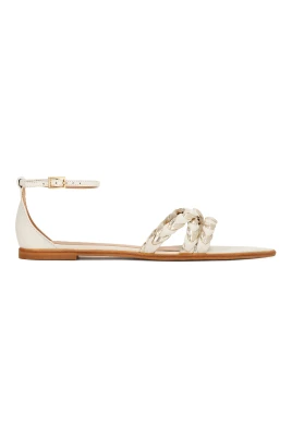 Flatsandal med flätade remmar och spetsig tå
