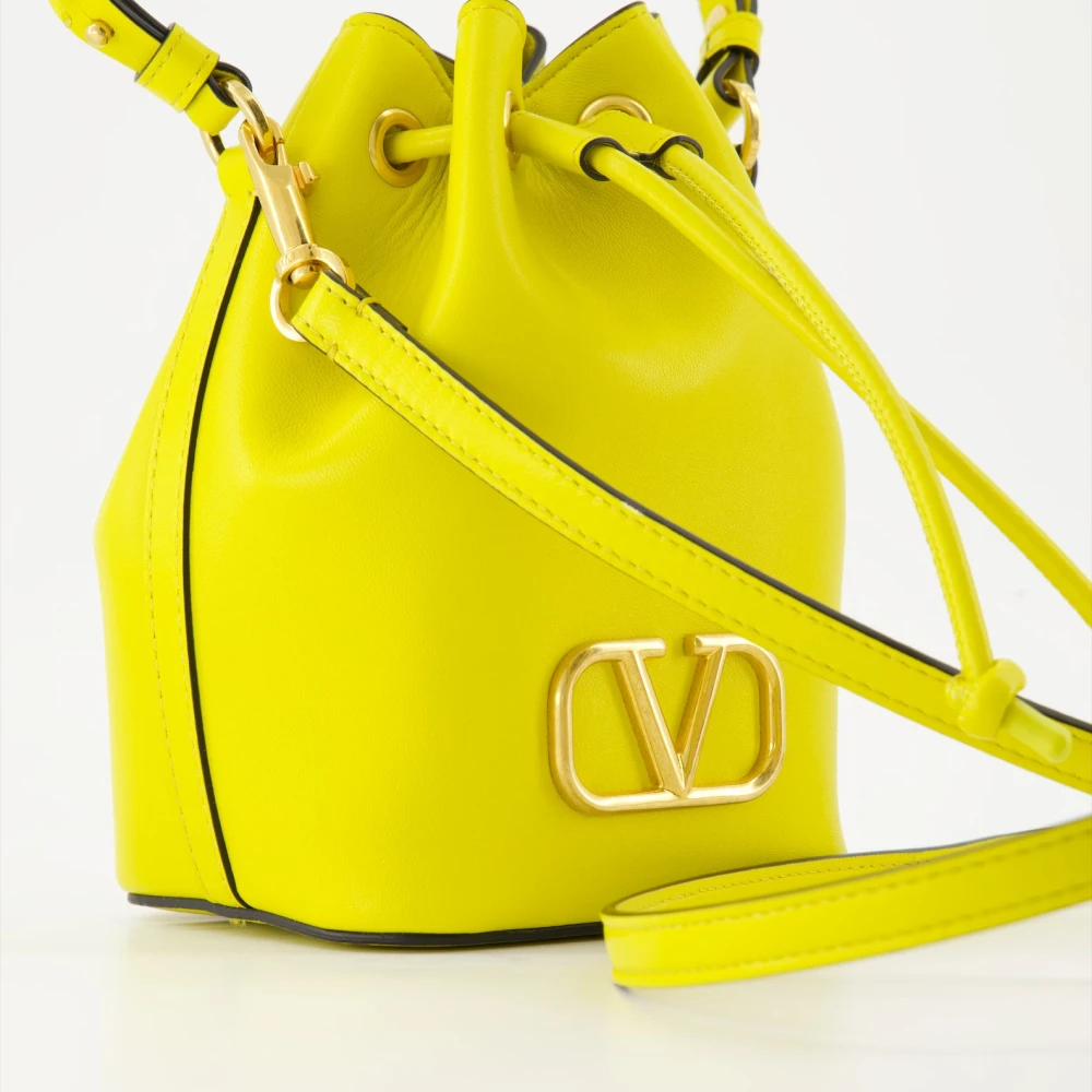Valentino Garavani Metallic Logo Bucket Tas Yellow Dames