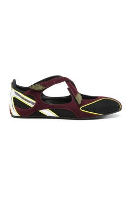 bordeaux-ballerina-med-korsade-remmar
