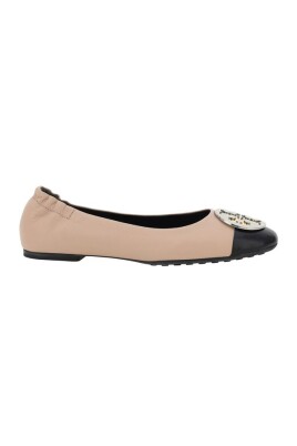 claire-ballerinas-med-ikoniskt-logotyp
