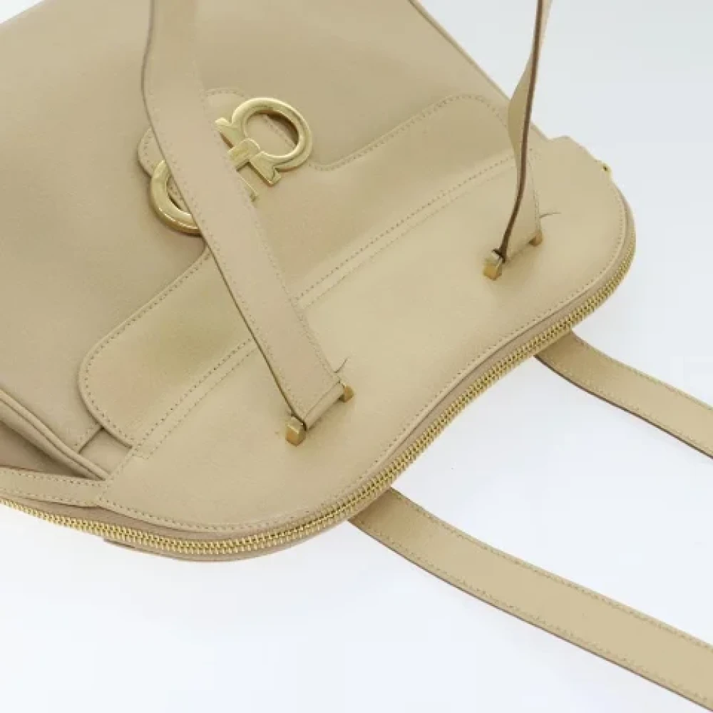 Salvatore Ferragamo Pre-owned Leather shoulder-bags Beige Dames