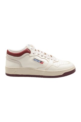 sneakers-en-cuir-blanc-avec-texture-ecaille
