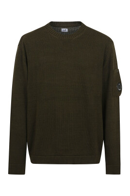green-sweater-with-lens-pocket