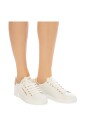 sneakers-en-cuir-blanc-avec-applications-de-logo-dore-et-blanc