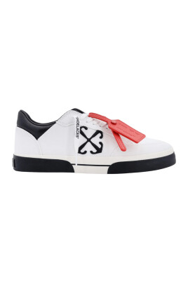 sneakers-vulcanisees-avec-fleche-brodee-noir-blanc