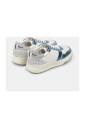 sneaker-plate-avec-details