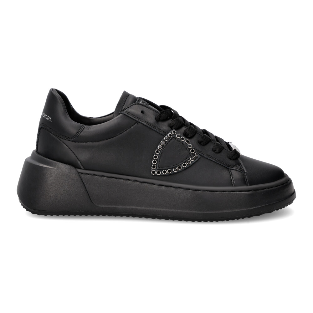 Black fashion tennis shoes best sale