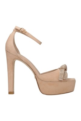 sandale-en-cuir-beige-avec-fermeture-boucle
