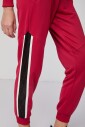 jogger-rouge-avec-bandes-laterales