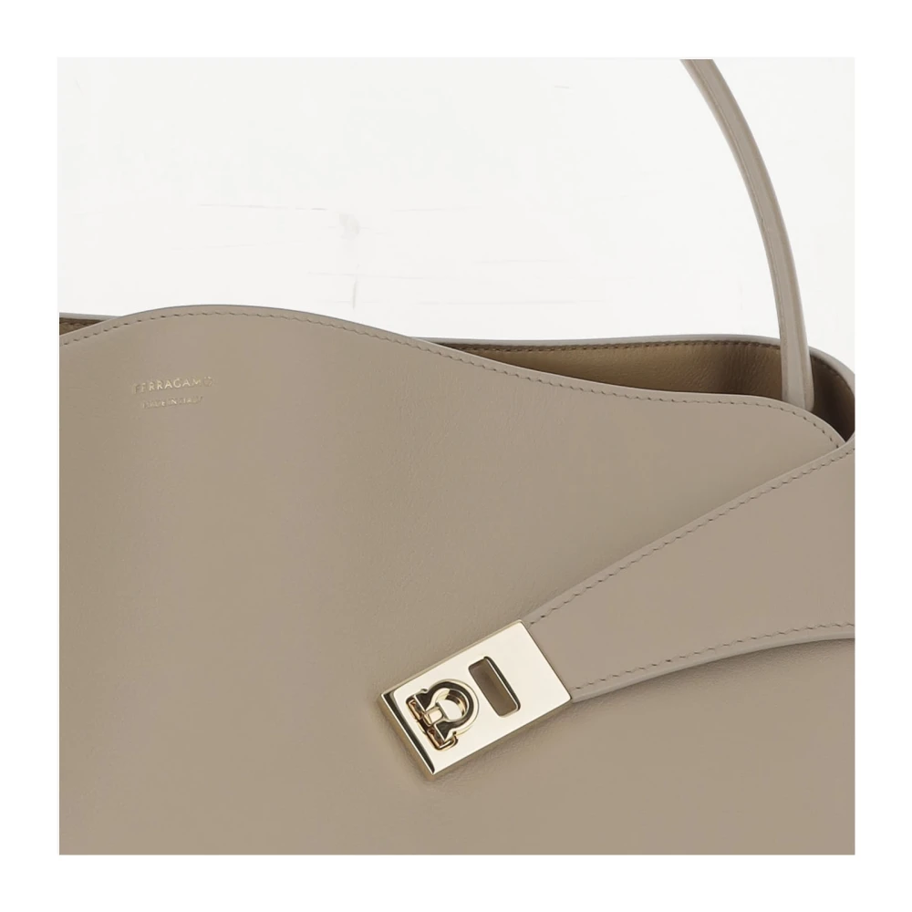 Salvatore Ferragamo Beige leren schoudertas met Gancini gesp Beige Dames