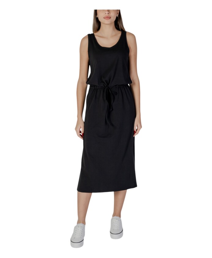 robe-noire-sans-manches-col-rond