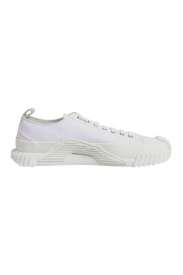 white-low-top-sneakers-with-rubber-sole