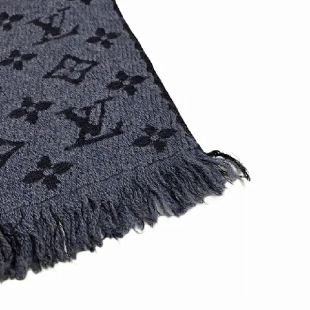 Louis Vuitton Vintage Pre-owned Wool scarves Gray Dames