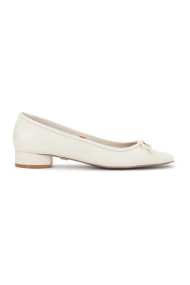 Vita läder lågklackade pumps