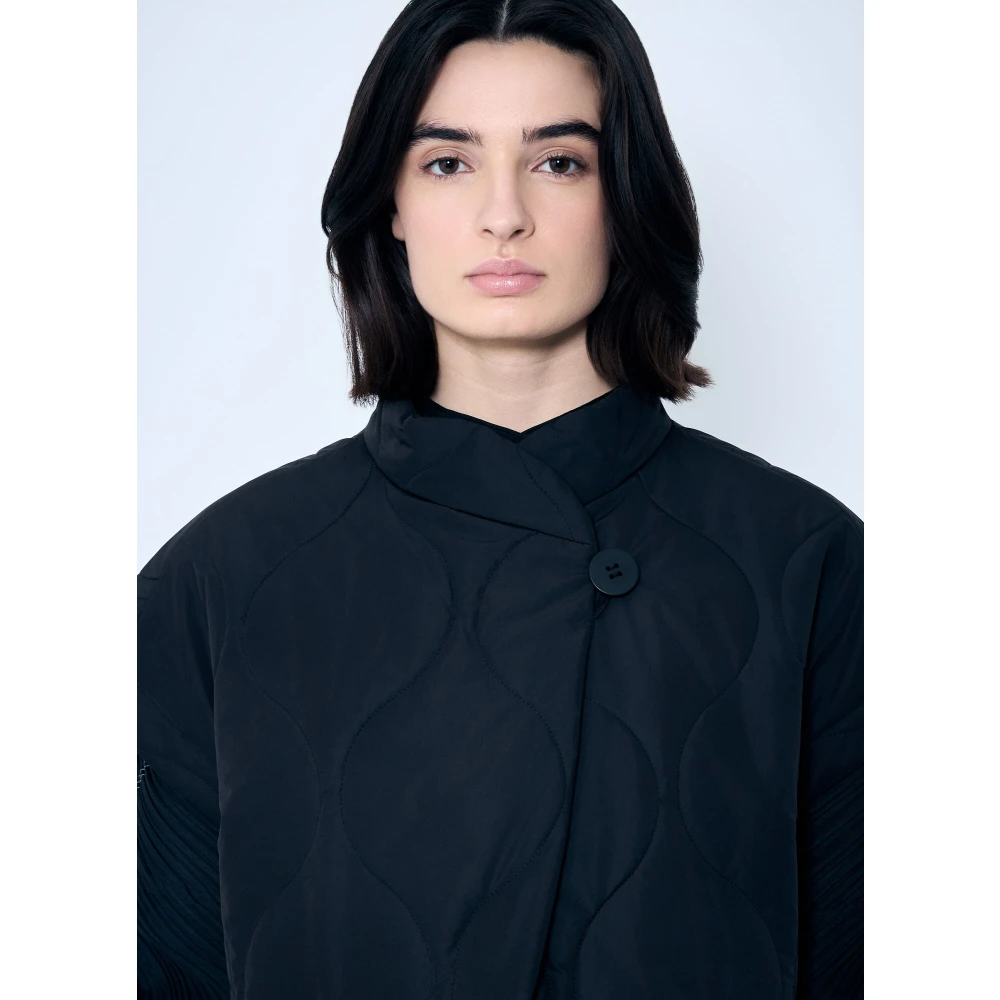 Issey Miyake Gewatteerde Vest met Opstaande Kraag Black Dames