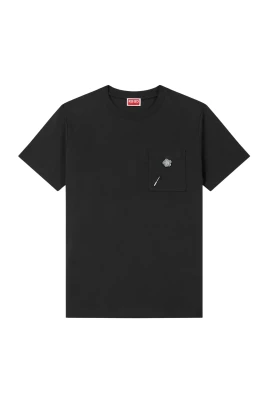 Svart T-shirt med silver brosch