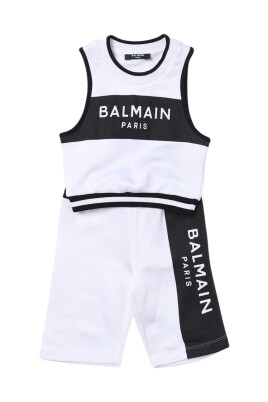 ensemble-de-vetements-de-sport-enfants-avec-logo