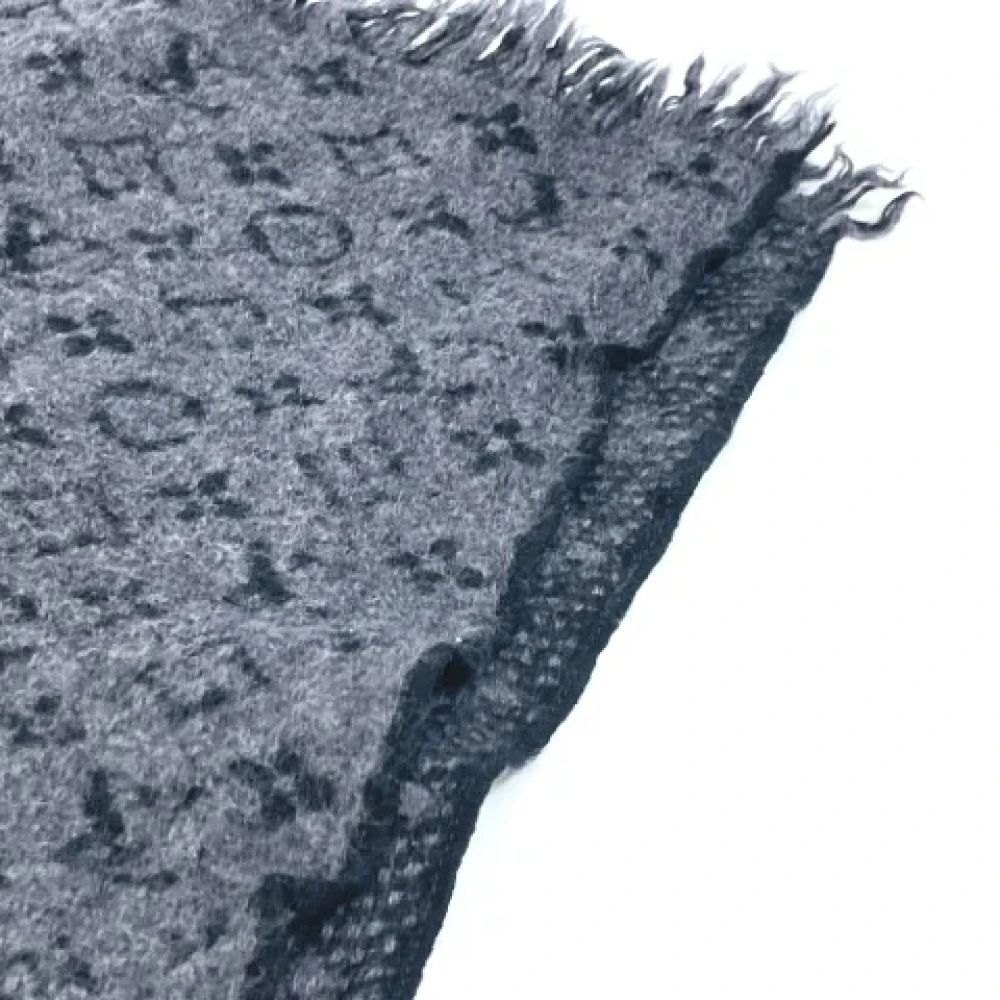 Louis Vuitton Vintage Pre-owned Wool scarves Gray Heren