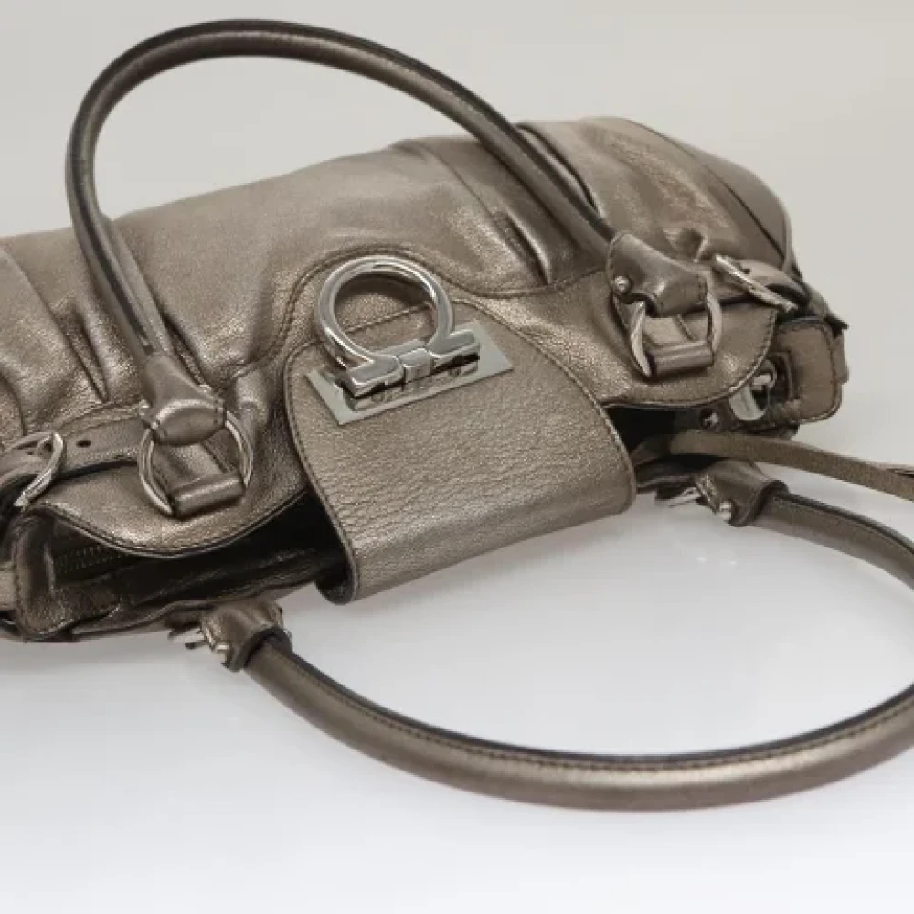 Salvatore Ferragamo Pre-owned Leather shoulder-bags Gray Dames