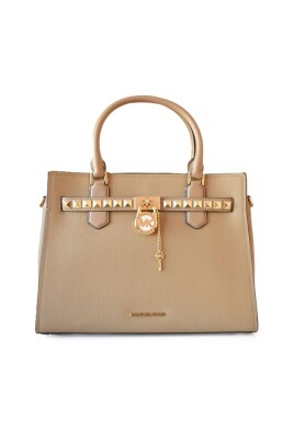 sac-a-main-chic-en-cuir-avec-pendentif-chaine