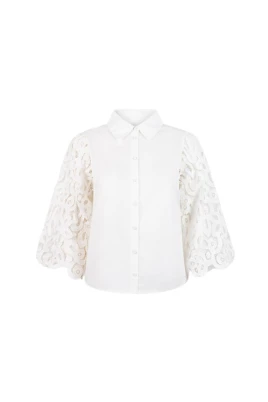 Elegant vit blus med spetsärmar