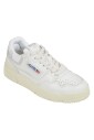 sneakers-en-cuir-blanc-avec-details-en-daim