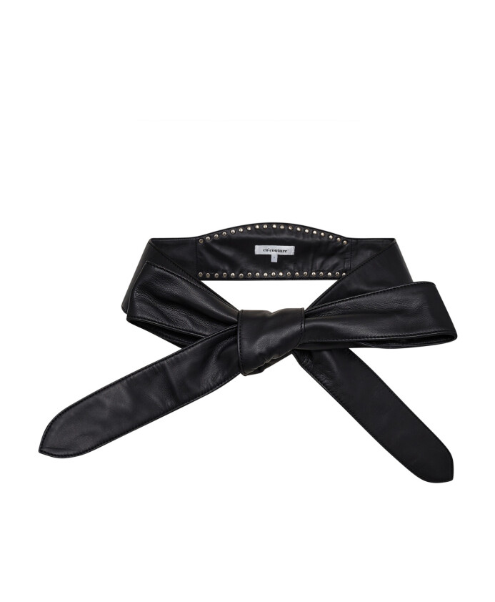 ceinture-courbe-en-cuir-avec-clous