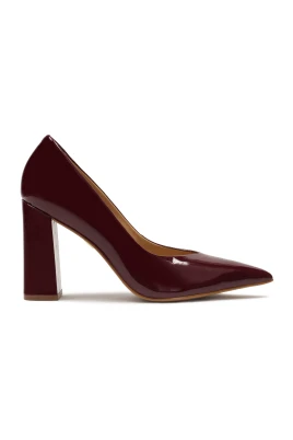 Mörkröda lackpumps med bred klack.Denna produkt är liten i storleken.
