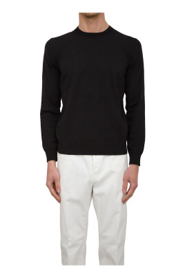 black-crewneck-shirt