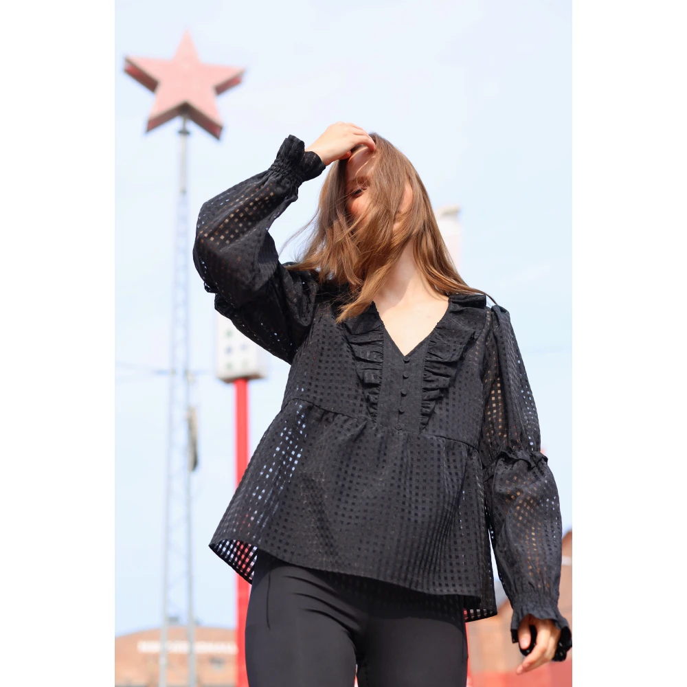 Cras Zwarte doorschijnende blouse met ruches Black Dames