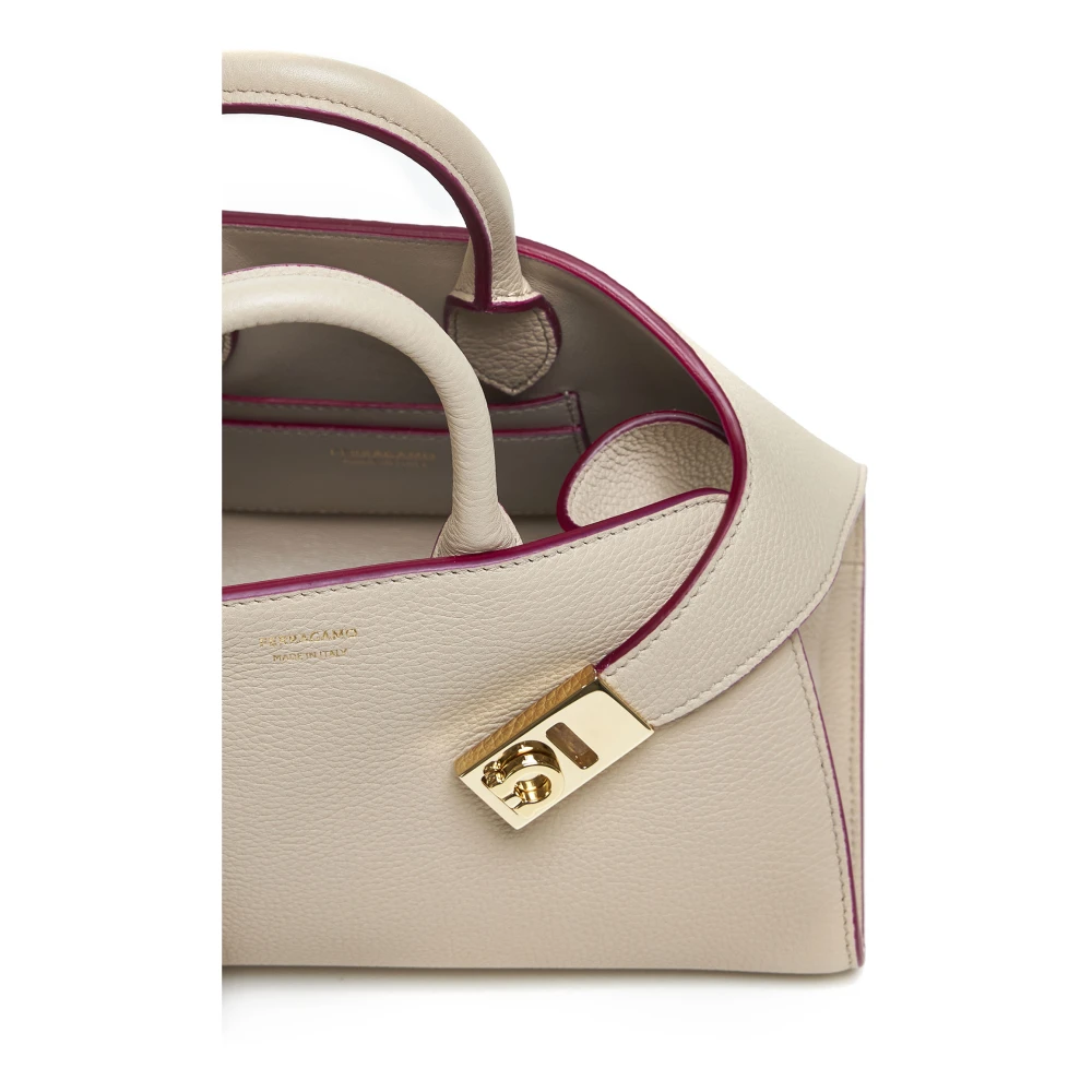Salvatore Ferragamo Beige Leren Schoudertas met Gancini Gespen Beige Dames