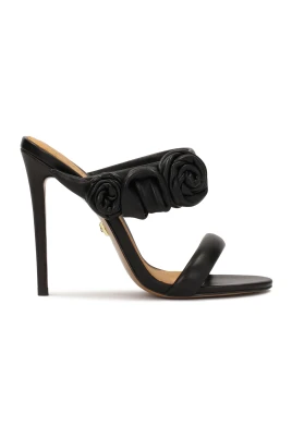 Eleganta svarta flip-flops med rosor på en hög stiletthäl