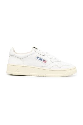 sneakers-blanches-avec-design-perfore
