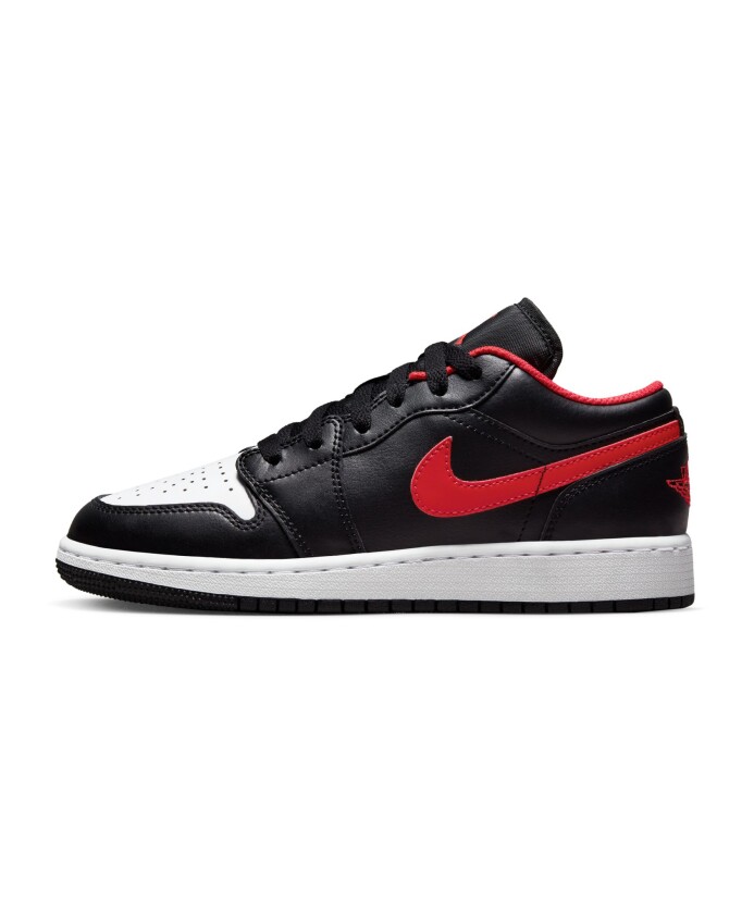 baskets-basses-noires-rouges-feu