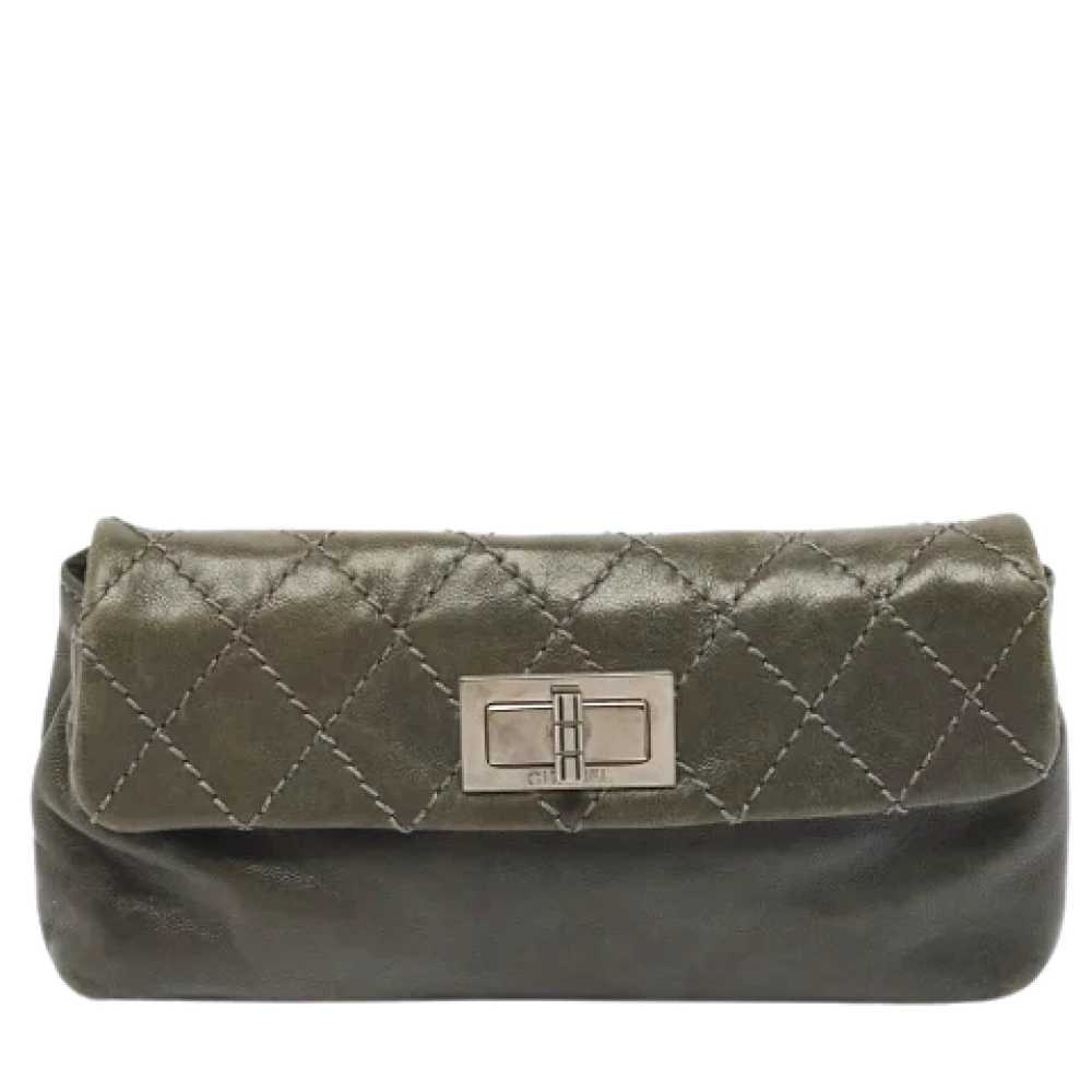 Chanel Vintage Pre-owned Leather clutches Gray Dames