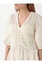 robe-midi-blanche-a-bordure-en-dentelle
