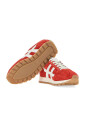 baskets-en-daim-rouge-avec-detail-h