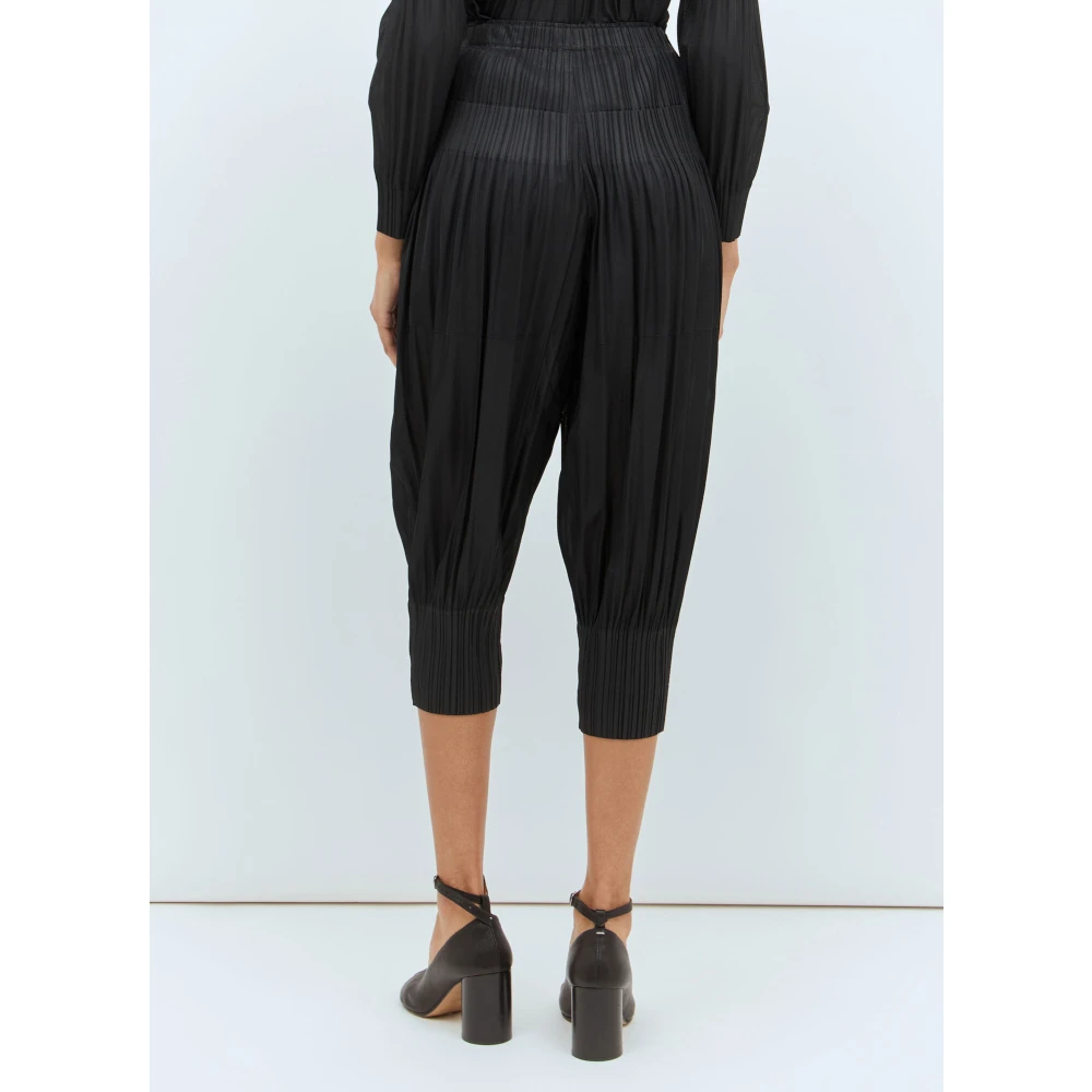 Issey Miyake Geplooide Fluffy Tapered Broek Black Dames