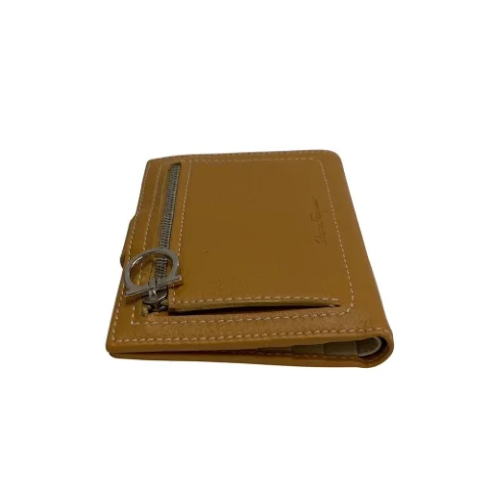 Salvatore Ferragamo Pre-owned Leather wallets Beige Dames