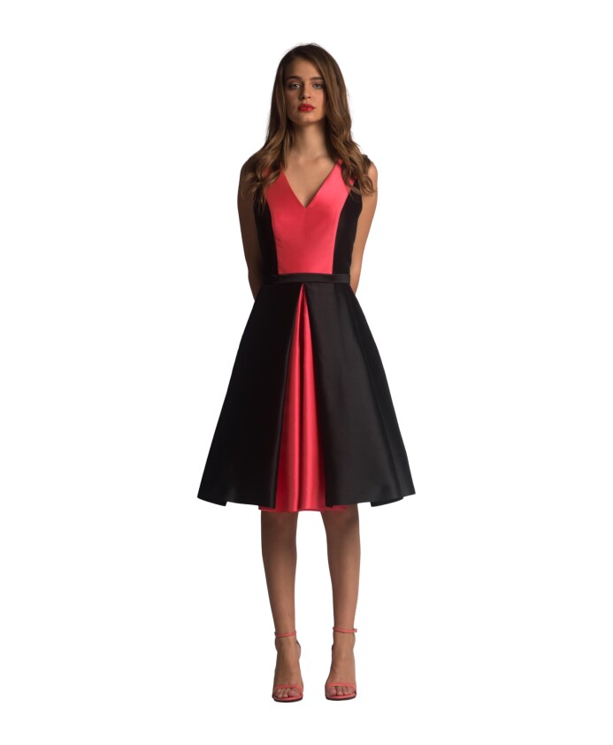 elegante-robe-midi-sans-manches-avec-col-en-v-et-superposition-noire