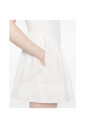 robe-blanche-sans-manches-avec-col-en-v-et-poches