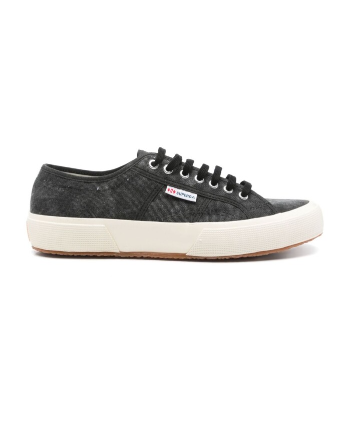 baskets-noires-a-lacets-avec-semelle-en-caoutchouc