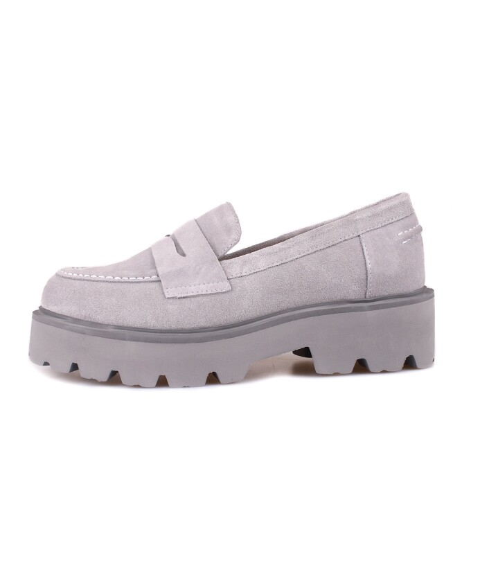 instap-suede-loafers-grijs