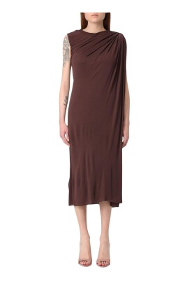 burgundy-elegant-dress-flattering-silhouette