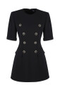 robe-noire-ajustee-avec-details-de-boutons