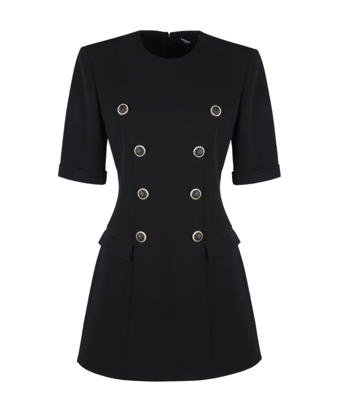robe-noire-ajustee-avec-details-de-boutons
