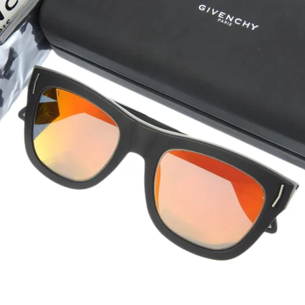 Givenchy Pre-owned Plastic sunglasses Black Dames