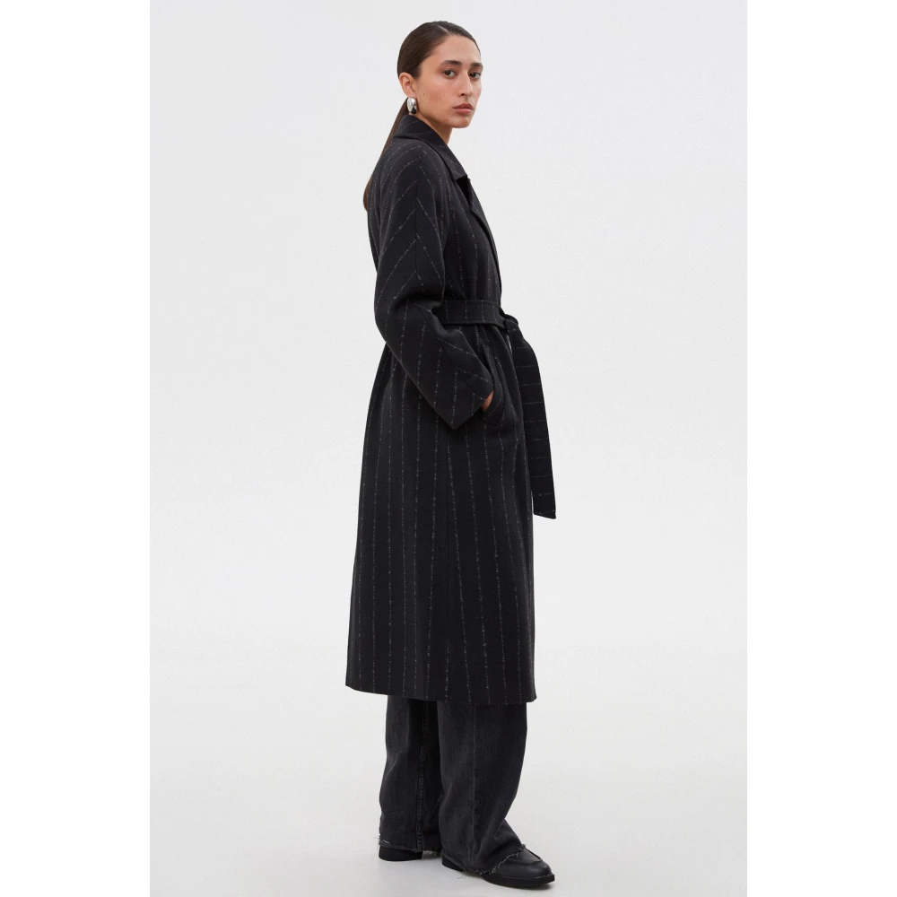 Estro Lange Zwarte Gestreepte Mantel Met Riem Black Dames