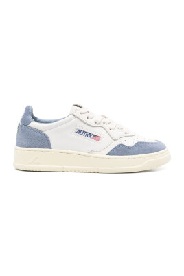 baskets-blanches-avec-bout-perfore